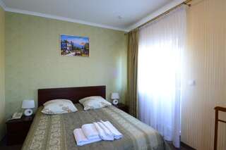 Мотели Motel Korona Mostiska Улучшенный номер с кроватью размера «king-size»-9
