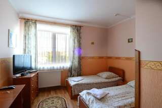 Мотели Motel Korona Mostiska Двухместный номер с 2 отдельными кроватями-1